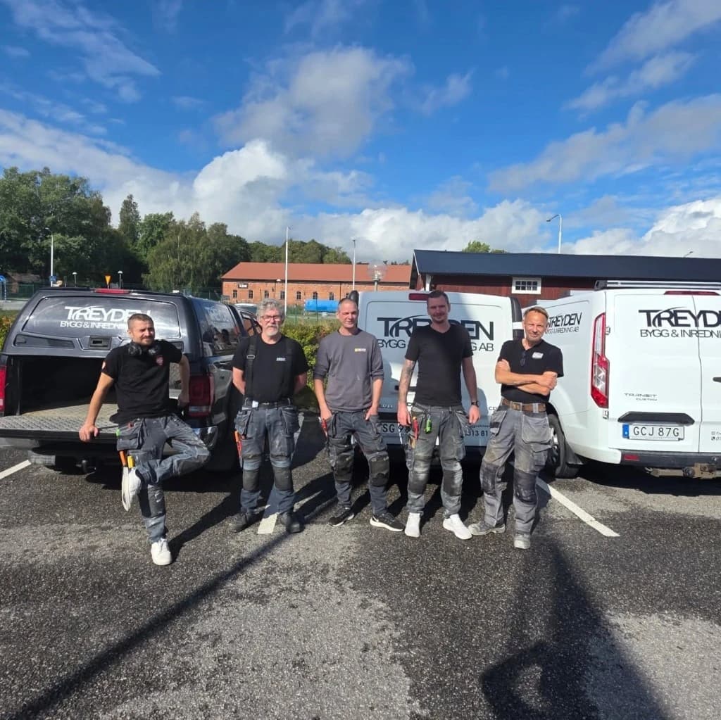 Teamet framför Treyden Bygg & Inrednings fordon